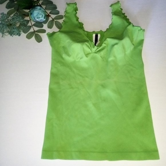 LAST CALL ~ Nwt Last Tango Women's Ribbed Scalloped Apple Green Stretch Tank S - Picture 2 of 7